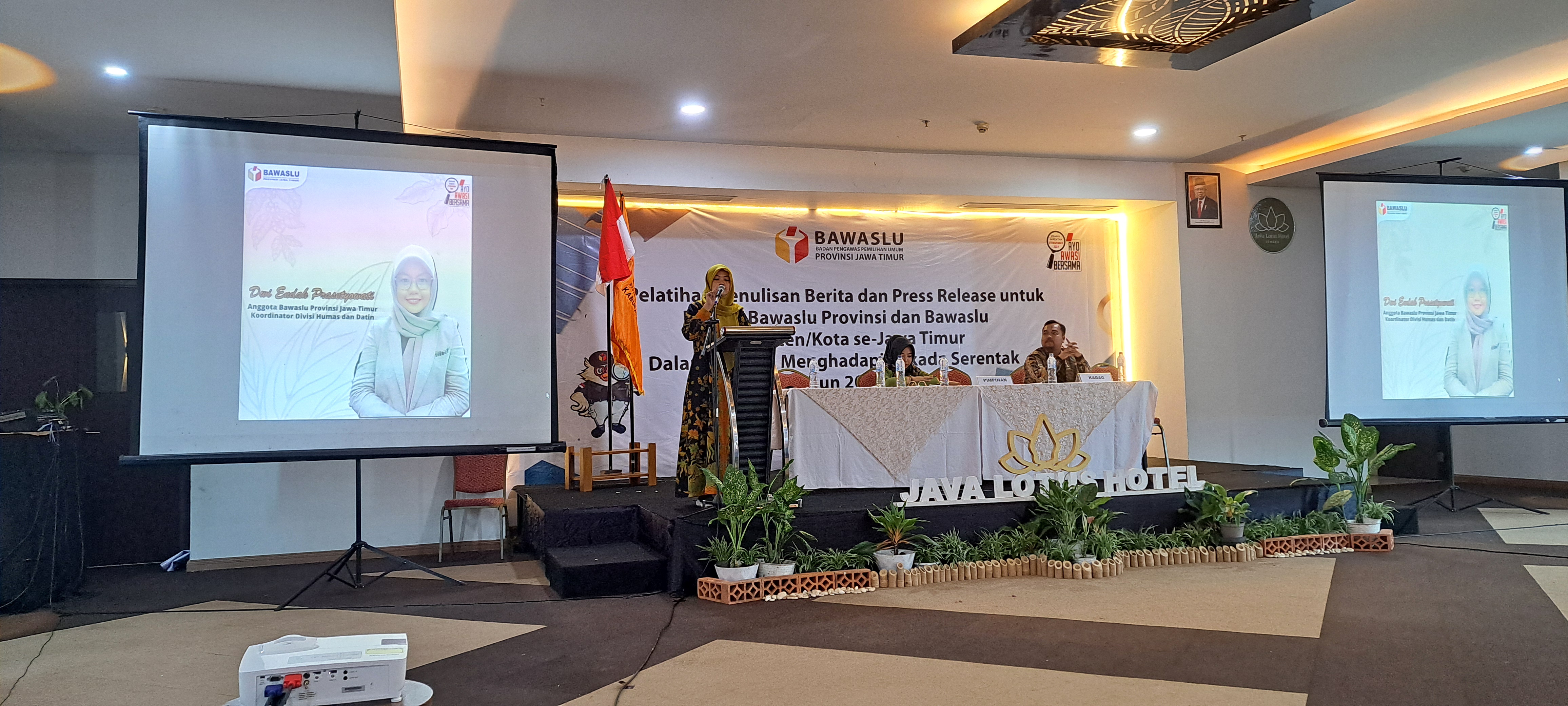 Kordiv humas dan data informasi Bawaslu Jatim saat memberikan arahan