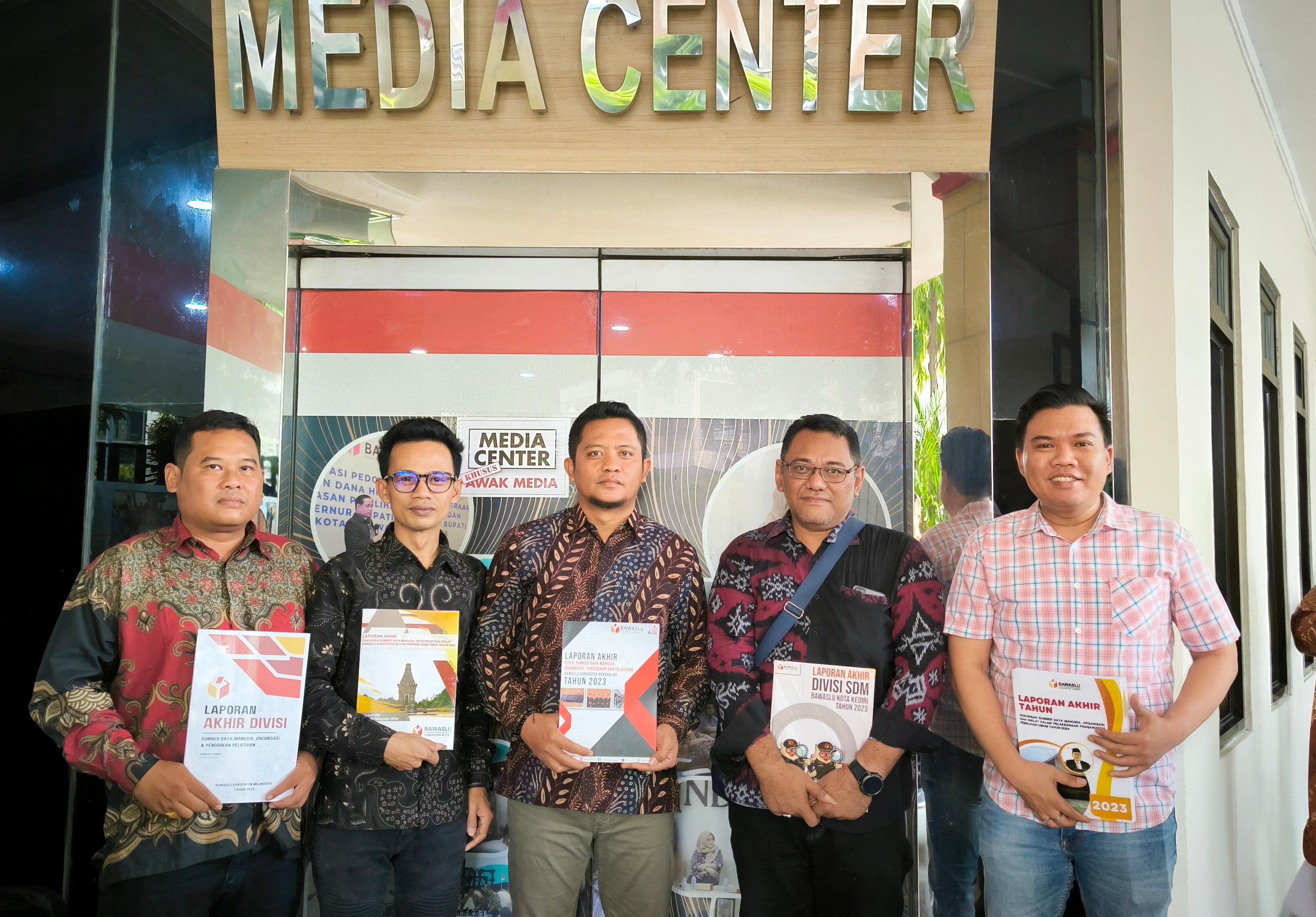 Zainal Arifin saat menyerahkan Laporan hasil pengawasan ke Bawaslu RI