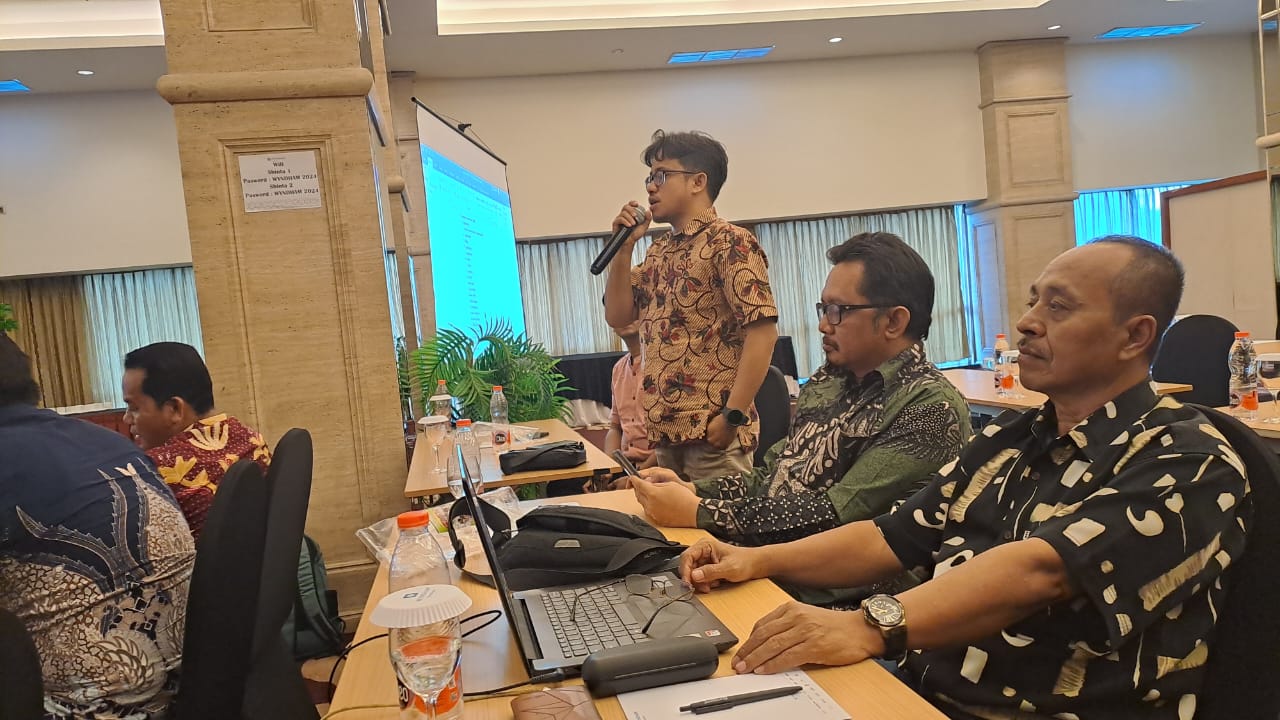 Malikul Amin saat menyampaikan hasil pengawasan coklit ke Bawaslu Jatim