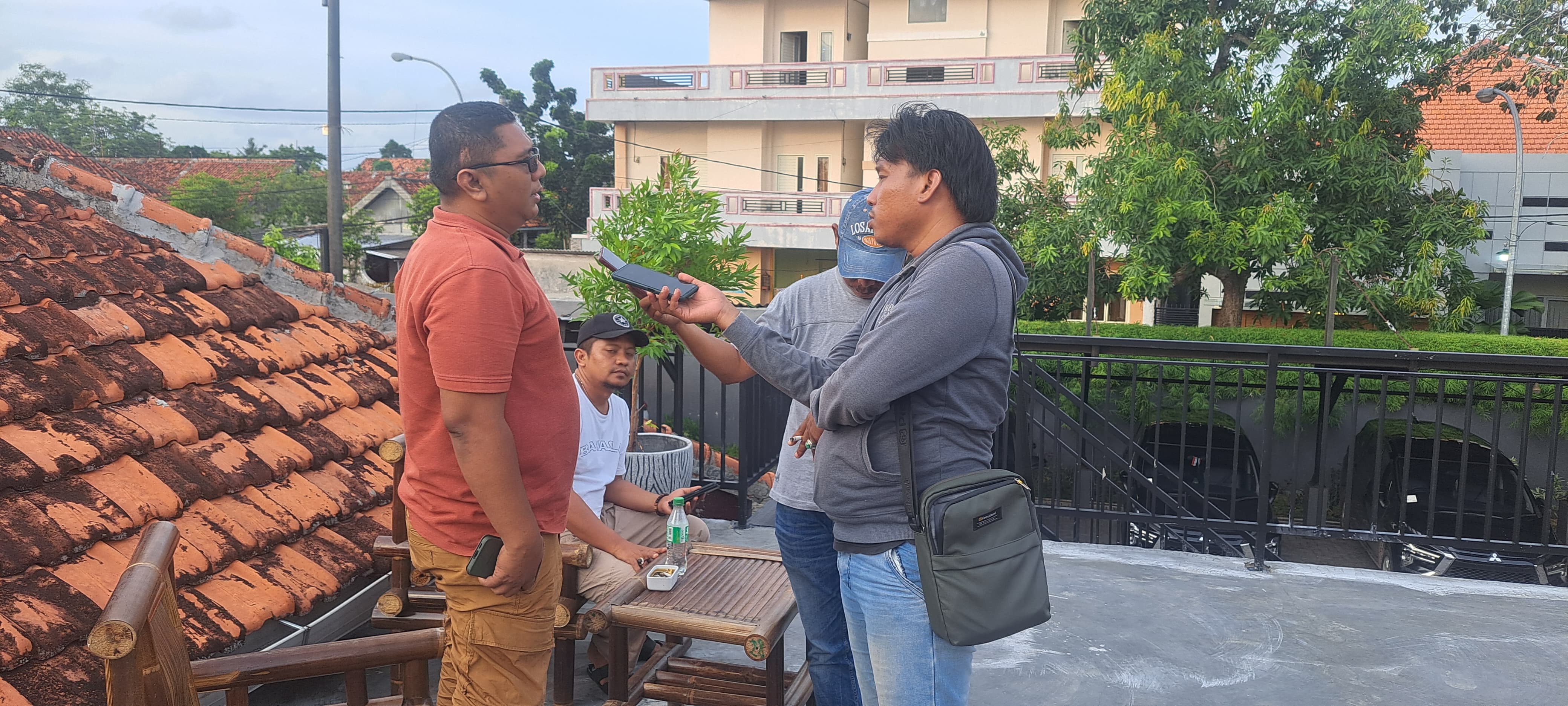 Ketua Bawaslu Bangkalan saat wawancara dengan awak media