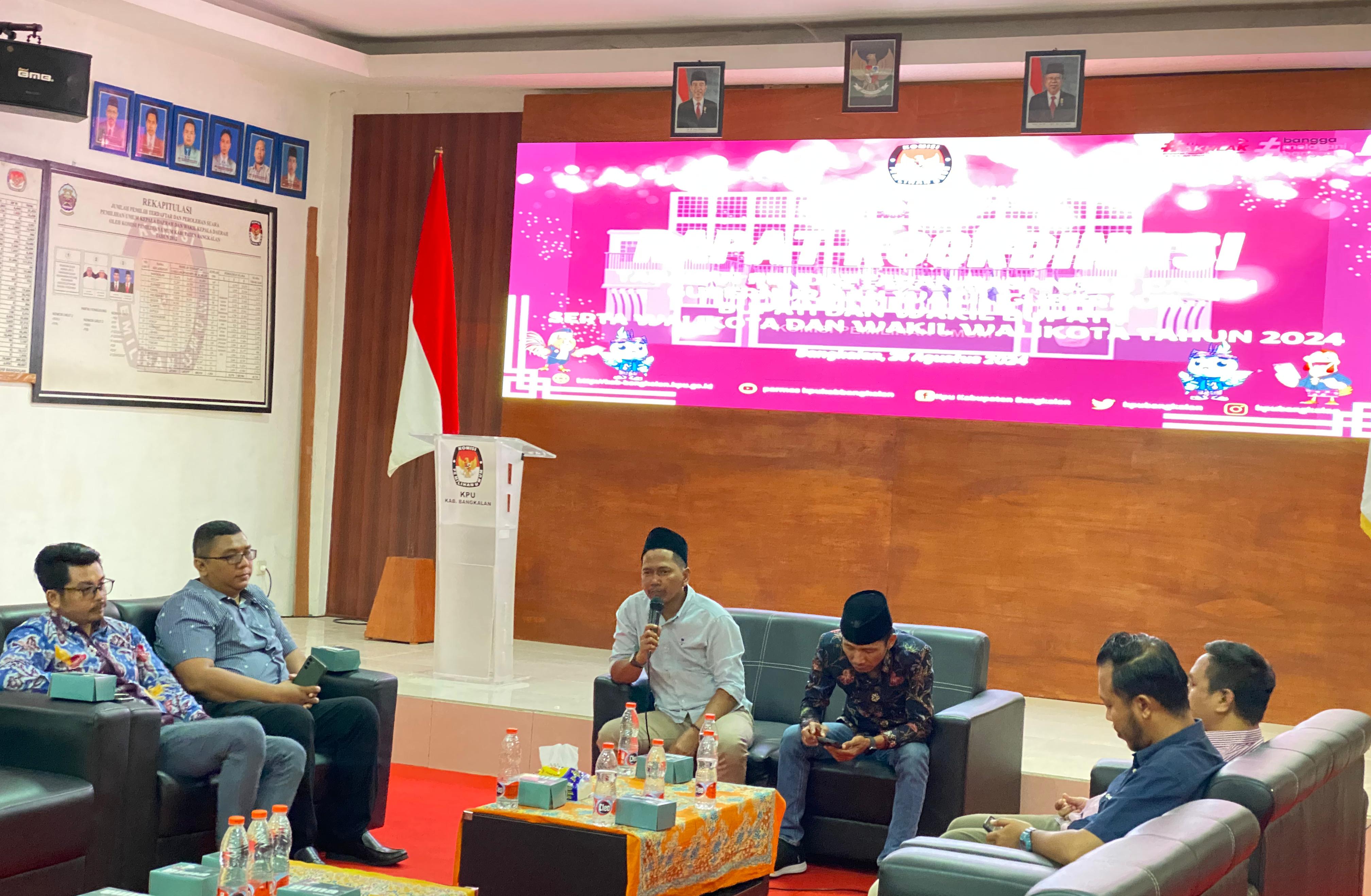 Ketua dan anggota Bawaslu Bangkalan saat mengikuti rapat koordinasi pencalonan dengan KPU Bangkalan 