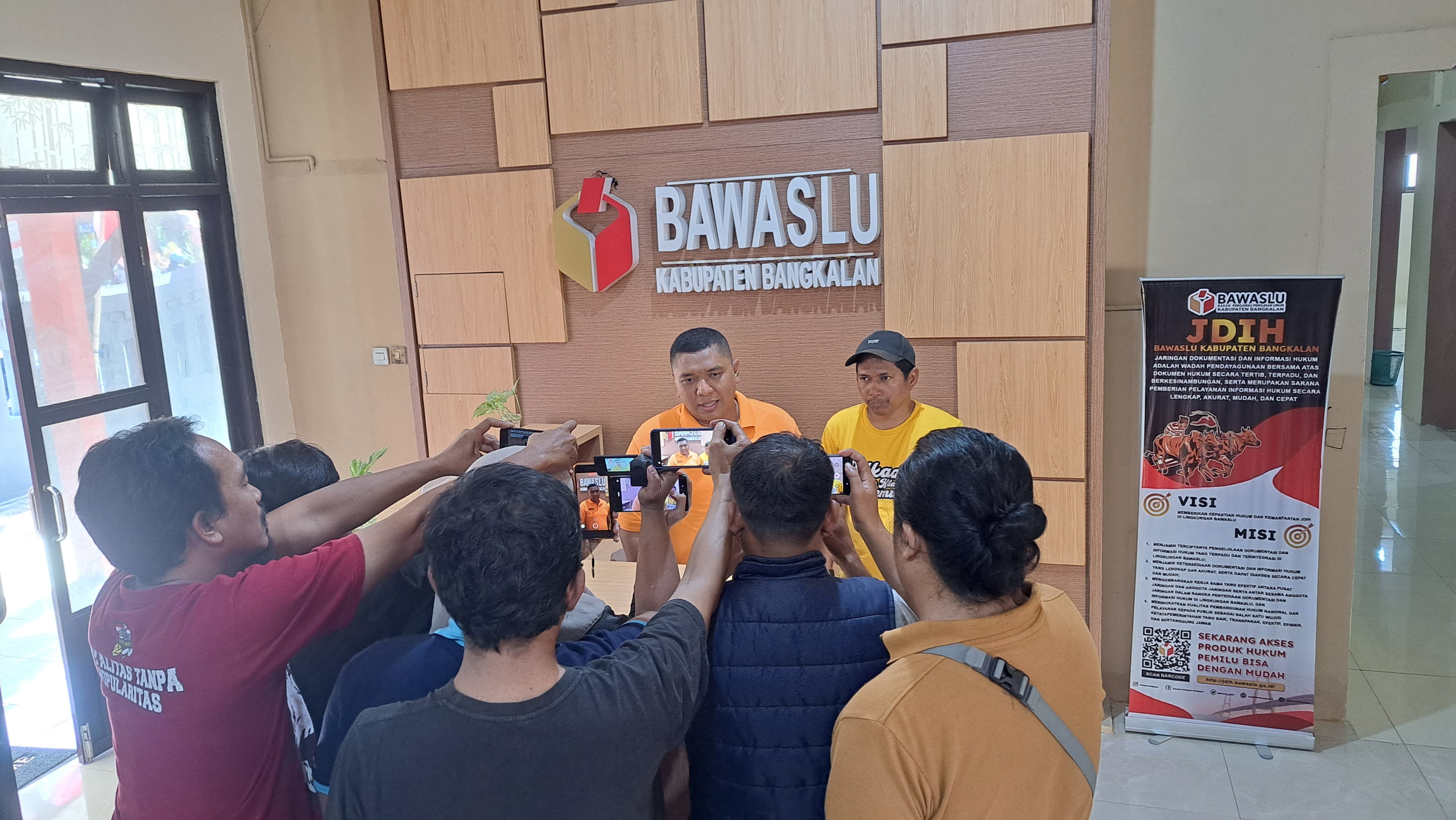 Proses wawancara oleh awak media