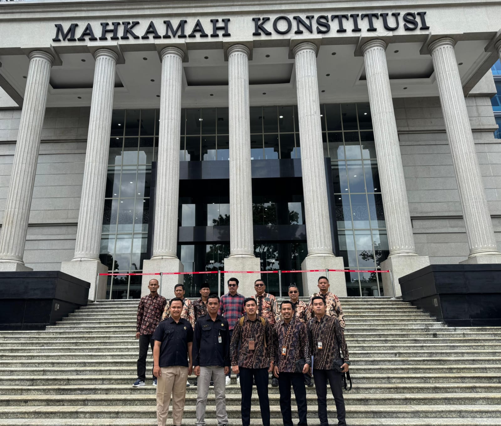 anggota Bawaslu Bangkalan saat menghadiri sidang di MK