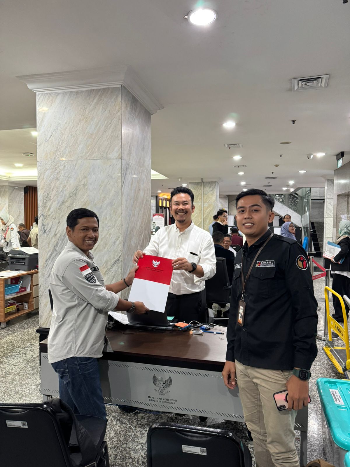 Proses Penyerahan alat bukti Bawaslu Kabupaten Bangkalan