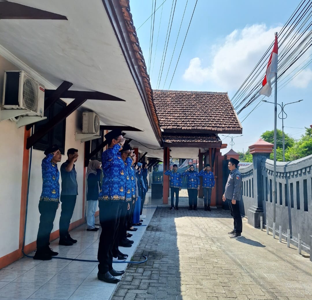 Upacara Hari kebangkitan nasional yang dipimpin oleh Zainal Arifin 