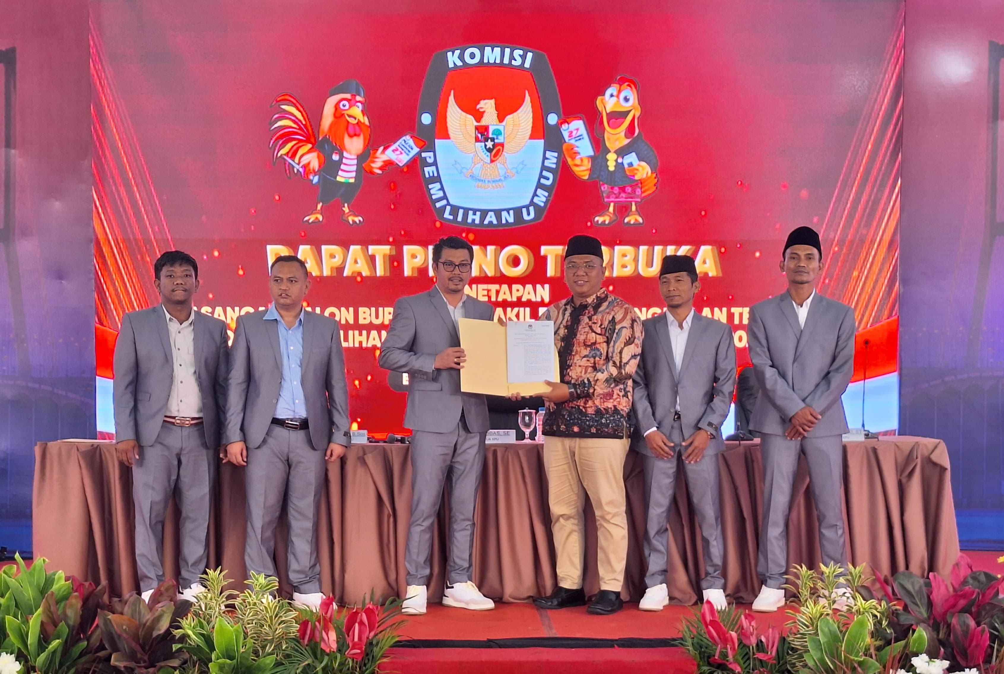 Ketua Bawaslu Kabupaten Bangkalan Ahmad Mustain Saleh saat menerima Berita Acara Penetapan calon terpilih Bupati dan Wakil Bupati Bangkalan 