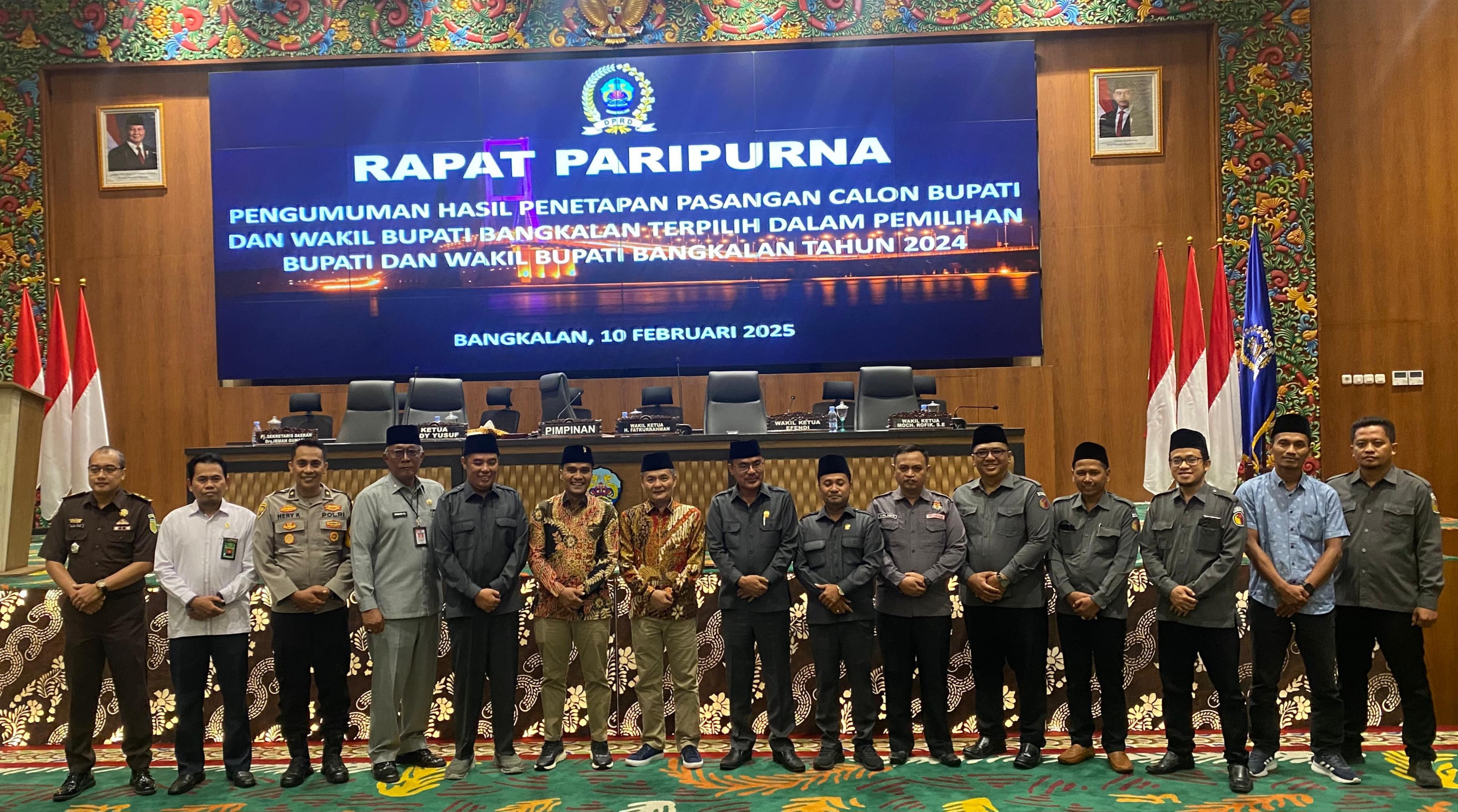 Ketua dan anggota Bawaslu Bangkalan saat foto bersama pasca rapat paripurna penetapan Paslon Bupati dan Wakil Bupati terpilih