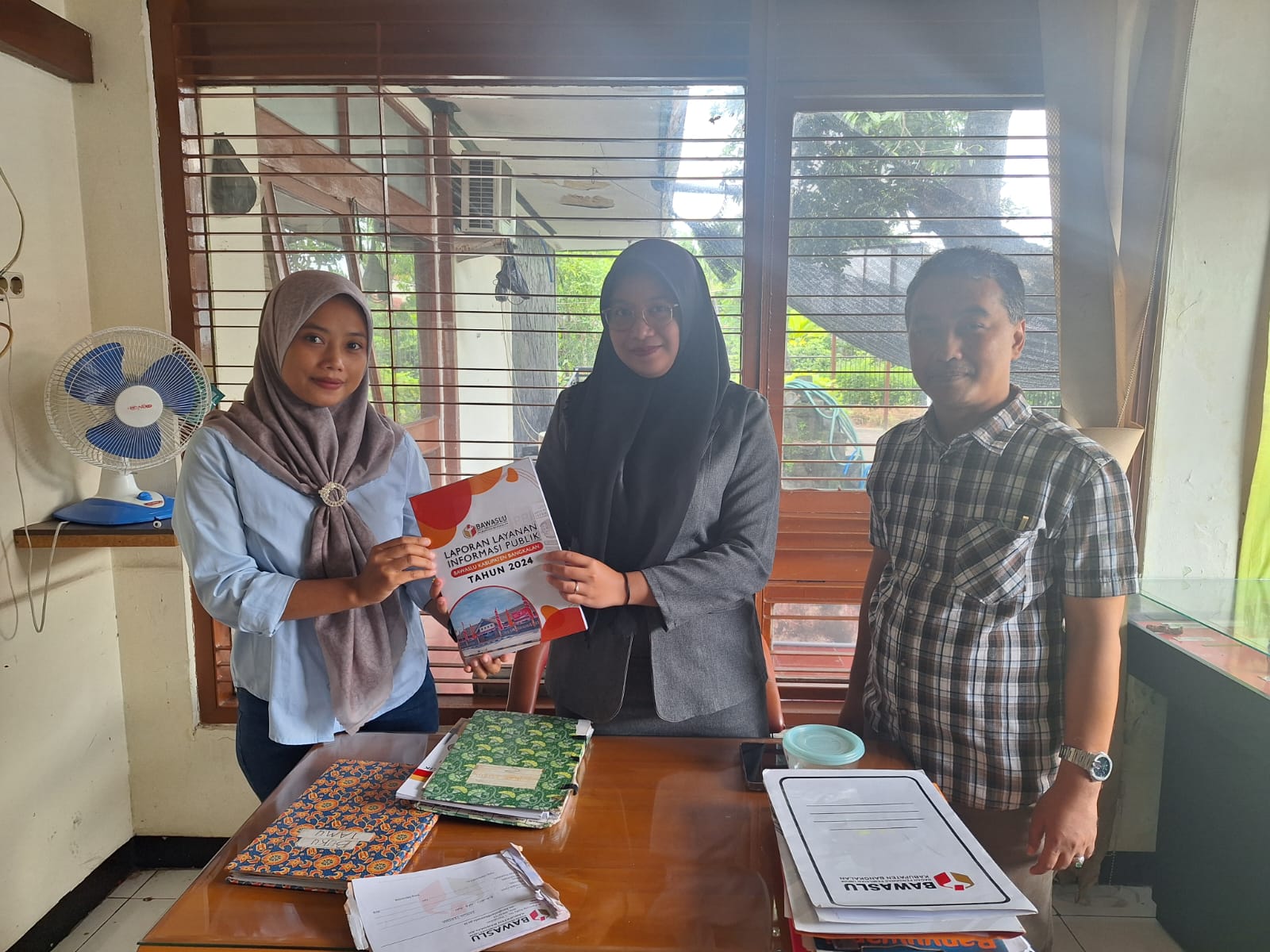 Mochammad Masyhuri Anggota Bawaslu Bangkalan  bersama staf menyampaikan laporan akhir keterbukaan informasi publik