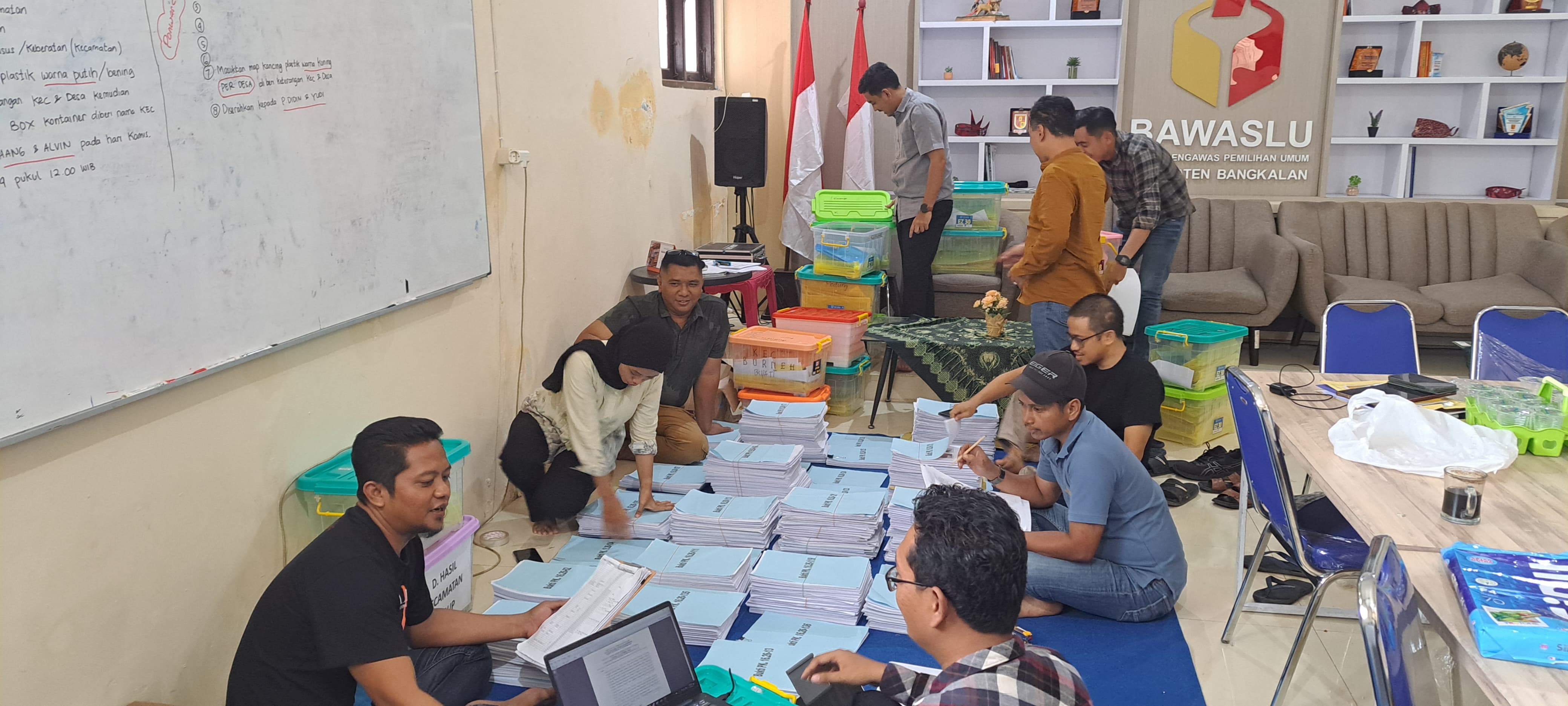 Ketua dan anggota Bawaslu Kabupaten Bangkalan saat menyiapkan alat bukti hasil pengawasan dalam rangka sebagai pemberi keterangan di Mahkamah Konstitusi