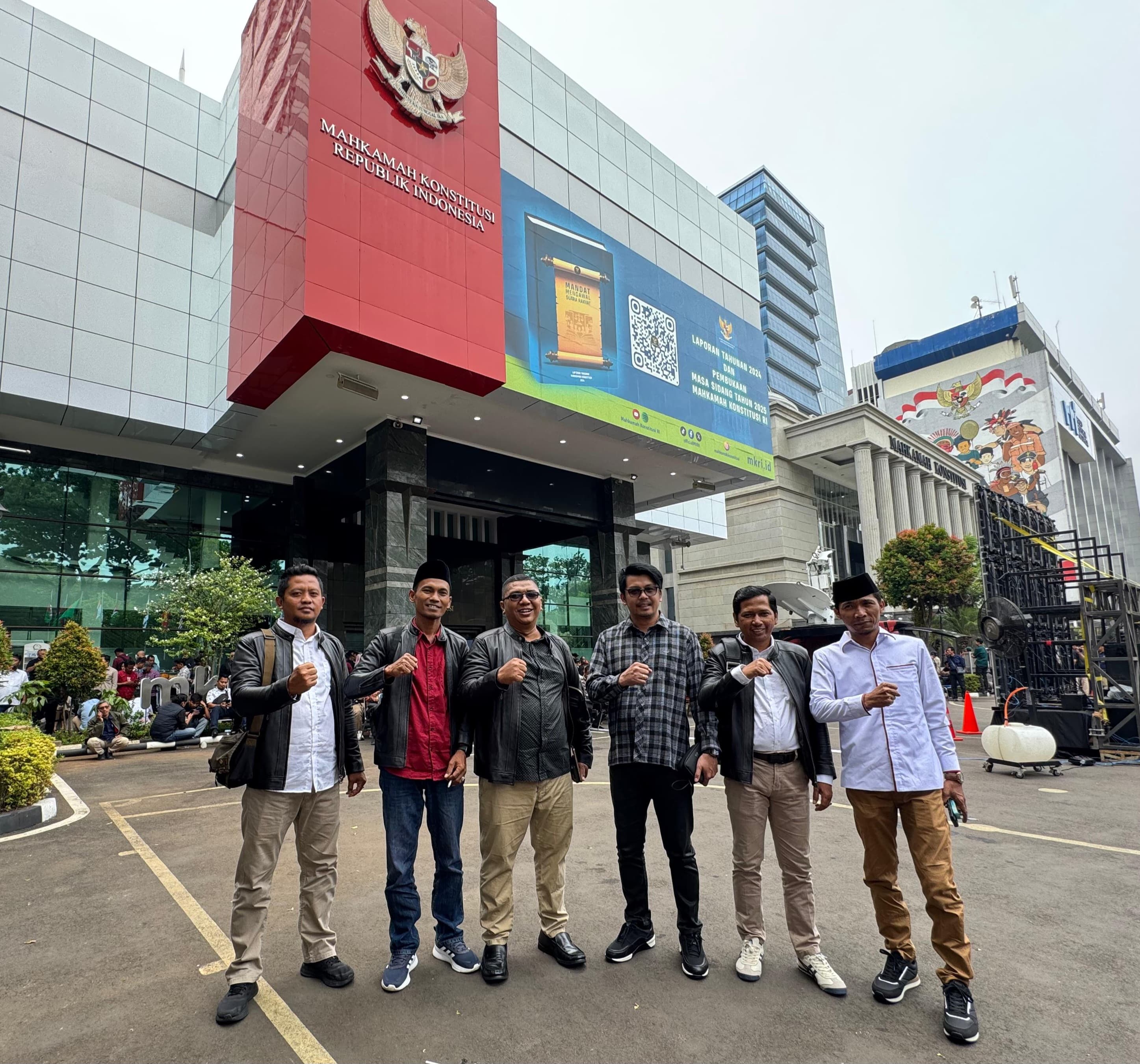 Ketua dan anggota Bawaslu Bangkalan saat menghadiri sidang di MK