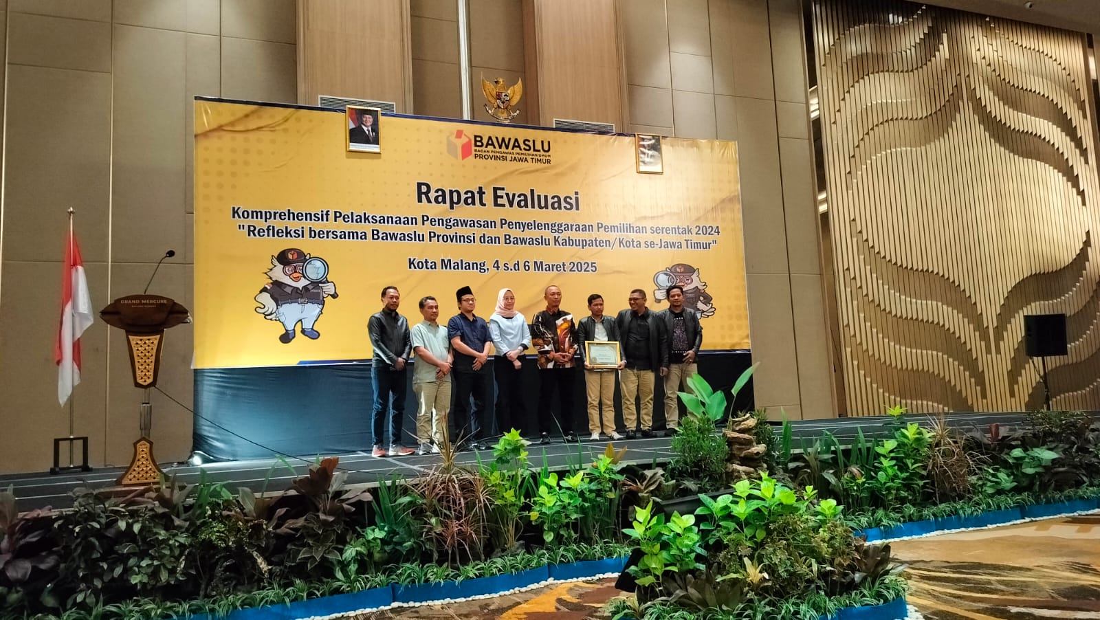 Jajaran Ketua dan anggota serta kepala sekretariat Bawaslu Kabupaten Bangkalan saat menerima penghargaan oleh Bawaslu Jatim