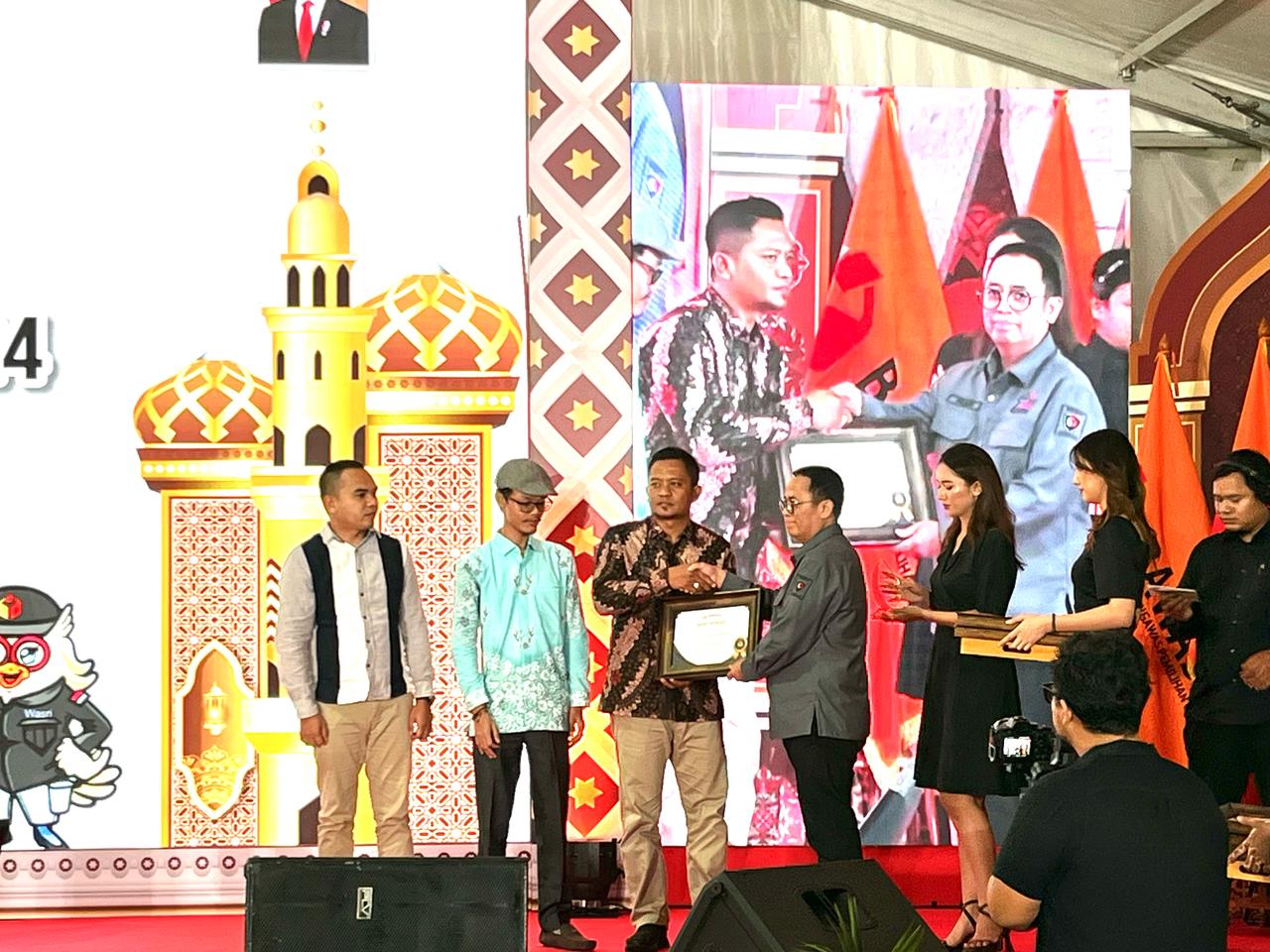 Zainal Arifin saat menerima penghargaan dari anggota Bawaslu RI Bapak Puadi