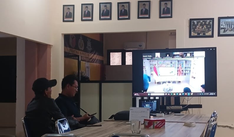 Pengelola PPID Bawaslu Kabupaten Bangkalan saat mengikuti zoom meeting bersama Bawaslu Provinsi Jawa Timur