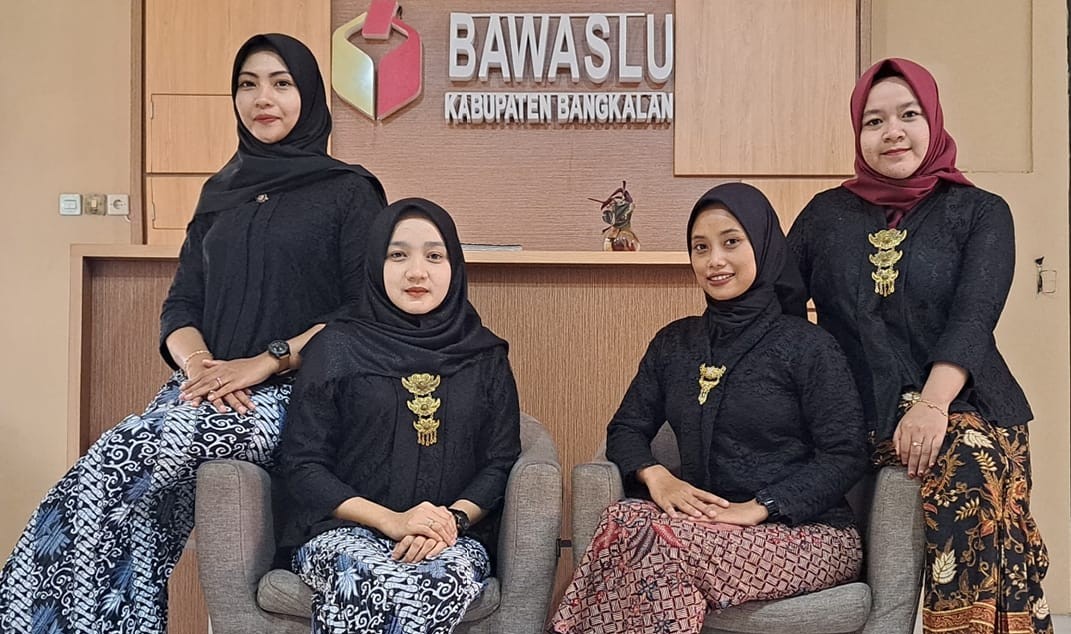 Staf Bawaslu Bangkalan saat mengenakan kebaya sebagai warisan budaya indonesia