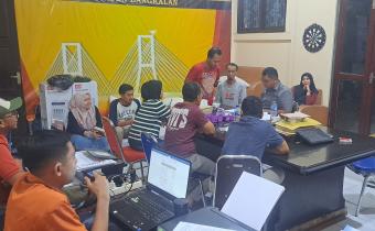 Suasana penelitian berkas administrasi calon anggota panwascam untuk pilkada tahun 2024