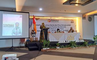 Kordiv humas dan data informasi Bawaslu Jatim saat memberikan arahan