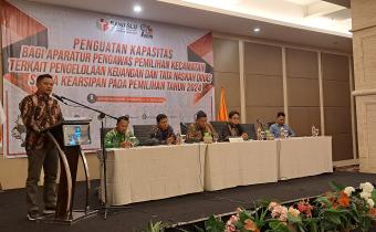 Zainal Arifin saat memberikan arahan ke pengawas kecamatan