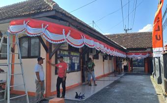 Proses pemasangan umbul-umbul di Kantor  Bawaslu Bangkalan