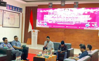 Ketua dan anggota Bawaslu Bangkalan saat mengikuti rapat koordinasi pencalonan dengan KPU Bangkalan 