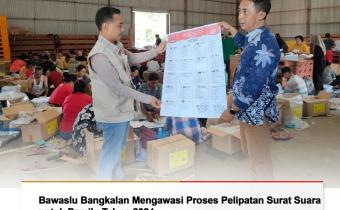Melihat langsung proses pelipatan surat suara