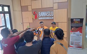 Proses wawancara oleh awak media