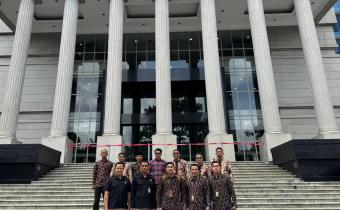 anggota Bawaslu Bangkalan saat menghadiri sidang di MK