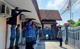 Upacara Hari kebangkitan nasional yang dipimpin oleh Zainal Arifin 