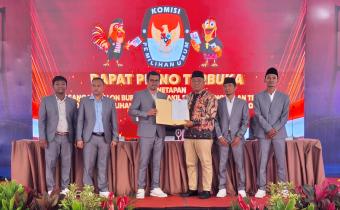 Ketua Bawaslu Kabupaten Bangkalan Ahmad Mustain Saleh saat menerima Berita Acara Penetapan calon terpilih Bupati dan Wakil Bupati Bangkalan 