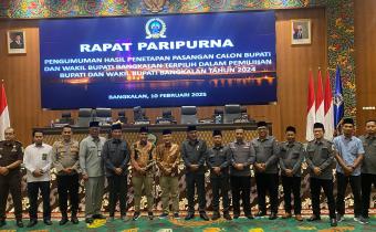 Ketua dan anggota Bawaslu Bangkalan saat foto bersama pasca rapat paripurna penetapan Paslon Bupati dan Wakil Bupati terpilih