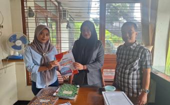 Mochammad Masyhuri Anggota Bawaslu Bangkalan  bersama staf menyampaikan laporan akhir keterbukaan informasi publik