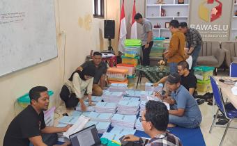 Ketua dan anggota Bawaslu Kabupaten Bangkalan saat menyiapkan alat bukti hasil pengawasan dalam rangka sebagai pemberi keterangan di Mahkamah Konstitusi