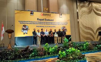 Jajaran Ketua dan anggota serta kepala sekretariat Bawaslu Kabupaten Bangkalan saat menerima penghargaan oleh Bawaslu Jatim