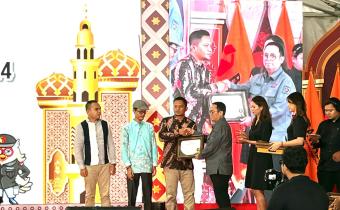 Zainal Arifin saat menerima penghargaan dari anggota Bawaslu RI Bapak Puadi