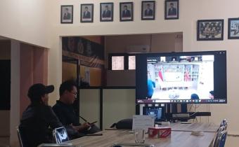 Pengelola PPID Bawaslu Kabupaten Bangkalan saat mengikuti zoom meeting bersama Bawaslu Provinsi Jawa Timur