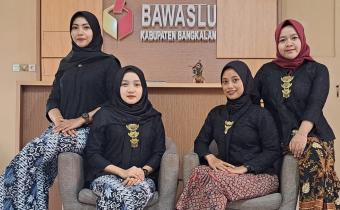 Staf Bawaslu Bangkalan saat mengenakan kebaya sebagai warisan budaya indonesia